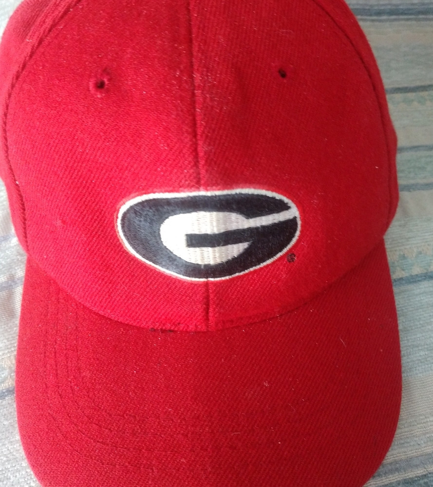Georgia Bulldogs hat with classic G. Baseball style. Best for smaller head. GUC